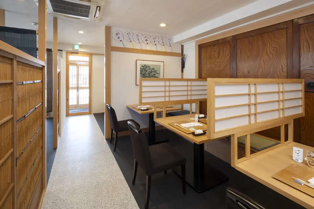 つぼつぼ 店内テーブル席
